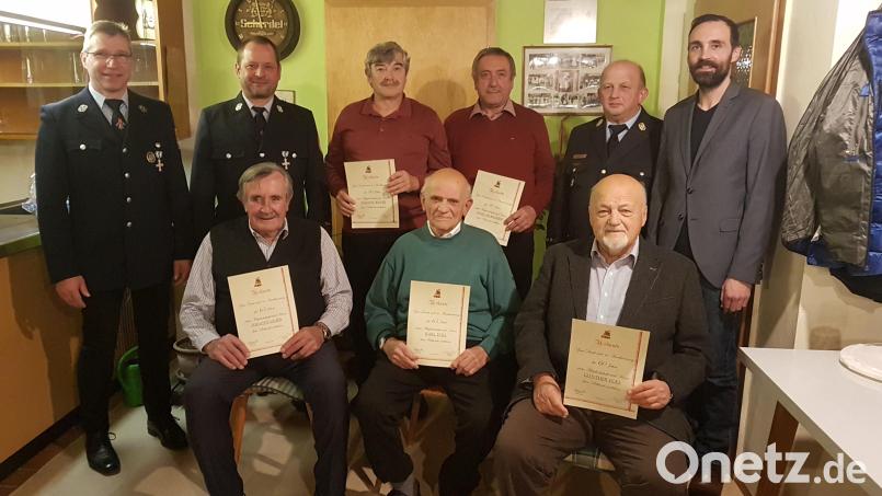 Die Feuerwehr Ödpielmannsberg ehrte Feuerwehrleute für 50, 60 und 65-jährige Mitgliedschaft. Dazu gratulierten 1. Bürgermeister Armin Bulenda (rechts), Kreisbrandinspektor Martin Weig (Zweiter von rechts) und Vorsitzender Hermann Ach (links) mit 1. Kommandanten Karl Eckl (Zweiter von links) den Jubilaren Johann Sauer, Karl Eckl, Günther Eckl (von links vorne) sowie Johann Bayer und Josef Irlbacher (hinten von links). Bild: gi