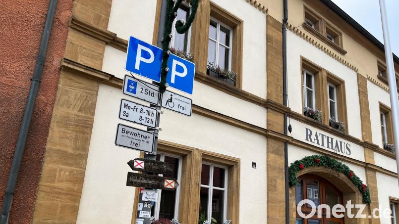 Am Vilsecker Marktplatz gilt „Parkscheibenpflicht“ von zwei Stunden. Leider gibt es immer wieder Dauerparker, die tagelang am Marktplatz stehen. Die Polizei wird nun ab 1. Dezember den „ruhenden Verkehr“ am Marktplatz ab und an überprüfen und Verstöße ahnden. Bild: e