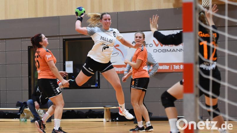 Franziska Scheidler (Zweite von links) und ihre Teamkolleginnen vom HC Weiden siegten in Kelheim. Bild: Büttner