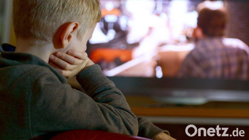 Ein achtjähriger Junge beim Fernsehschauen. Das Lieblingsmedium von Kindern zwischen zwei und zwölf Jahren ist einer neuen Studie zufolge der Fernseher. Bild: Arne Dedert/dpa