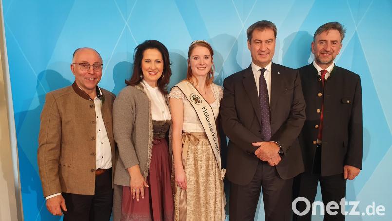 Die Holunderkönigin Monika Bernhard (Mitte) mit den Gastgebern und Albert Nickl (links) Bild: Bayerische Staatskanzlei