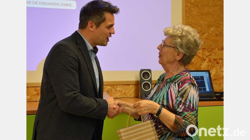 Juane Demleitner bedankte sich beim Bürgermeister für den informativen Vortrag. Bild: Michael Welnhofer/exb