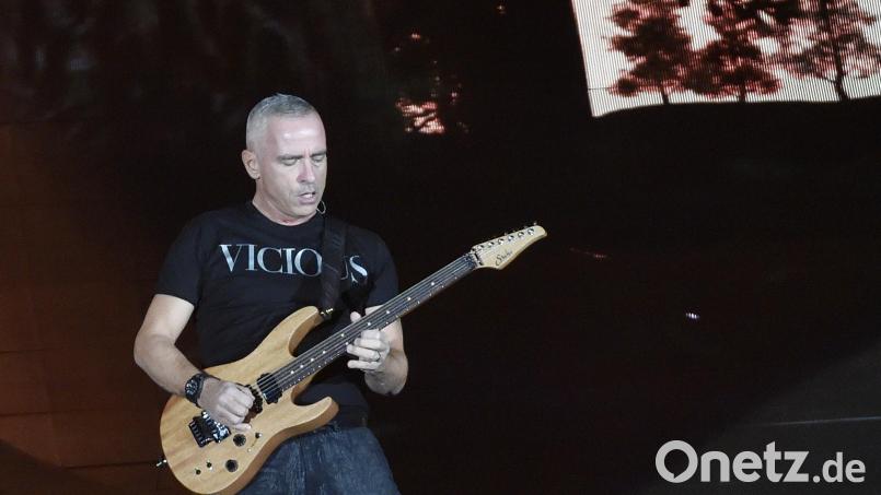 Der Sänger Eros Ramazzotti steht beim Start seiner Deutschland-Tour im Jahr 2019 auf der Bühne der Olympiahalle. IndiesemSommer spielt er in Regensburg. Archivbild: Angelika Warmuth