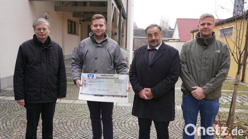 Scheckübergabe im Kirchplatz. Von links: Pfarrer Norbert Götz, Christian Müller, Bürgermeister Josef Beimler und Christian Gallitzendörfer. Bild: fvo