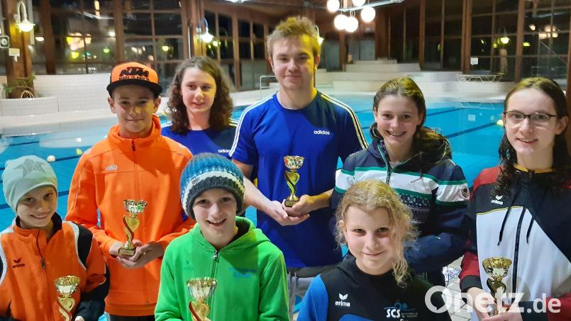 Ein Teil der Einzelgewinner beim Kassecker-Adventspokal in Tirschenreuth. Hintere Reihe von Links: Jonas Pappler (TV Parsberg), Anna Schwöd, Fynn Legat (beide SG Nordoberpfalz), Charlotte Güll (SV Weiden), Milena Franz (SG Nordoberpfalz), davor: Klara Schlierf (TV Parsberg), Sebastian Friedrich (SV Weiden) und Eva Matthas (SC Schwandorf). Bild: rbg