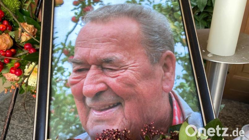 Das Bild neben der Urne des Naturfreunds: Georg Birners Foto war eingerahmt von Früchten und Blumen. Bild: Völkl