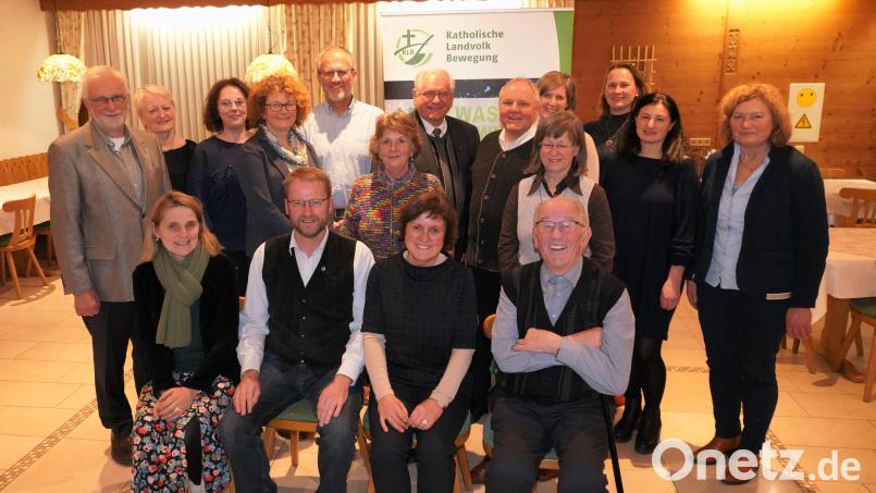 Der neue Vorstand der Katholischen Landvolkbewegung (KLB) Kreis Neustadt/WN mit den neuen Vorsitzenden Willi Kellner (vorne, Zweiter von links) und der Vorsitzenden Maria Pleyer (vorne, Zweite von rechts). Bild: fvo