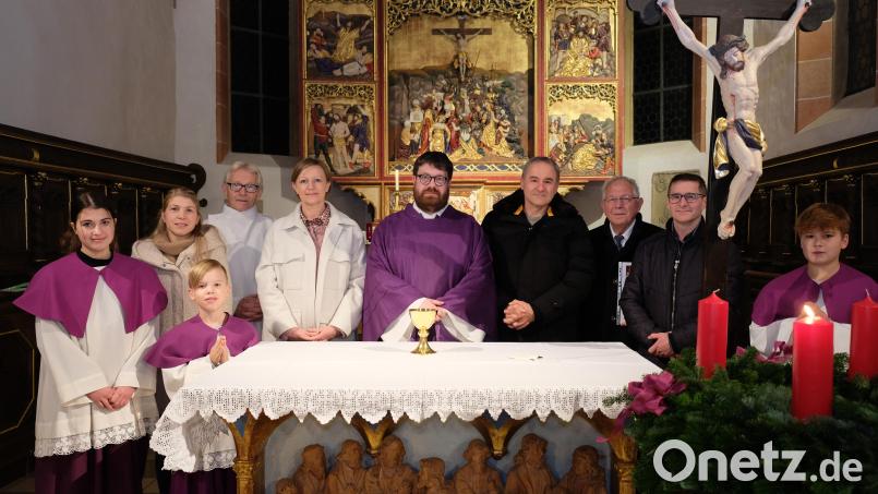 Verstärkung für den liturgischen Dienst: Pfarrer Johannes Bosco ernannte im Auftrag des Bischofs Sonja Fichtl (Zweite von links), Manuela Schneider (Fünfte von links), Johann Nickl (Zweiter von rechts) und Wolfgang Denk (Vierter von rechts) zu Kommunionhelfern. Verabschiedet wurde Josef Rupprecht (Dritter von rechts). Bild: do