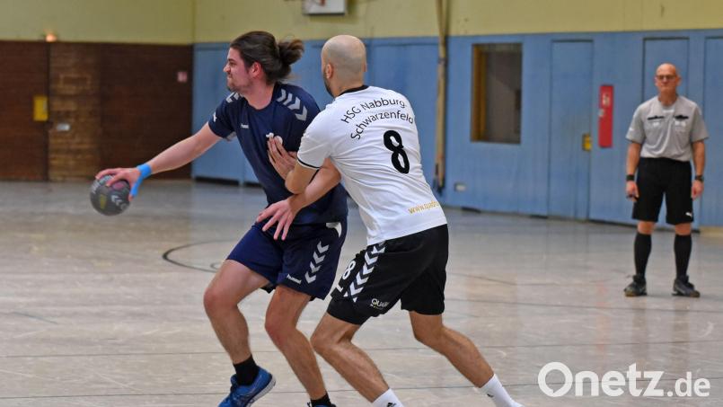 Christian Bernhard (Nummer 8) von der HSG Nabburg/Schwarzenfeld ist nah dran am Tirschenreuther Gegenspieler. Die HSG siegte im Stiftland klar mit 33:22. Bild: gb