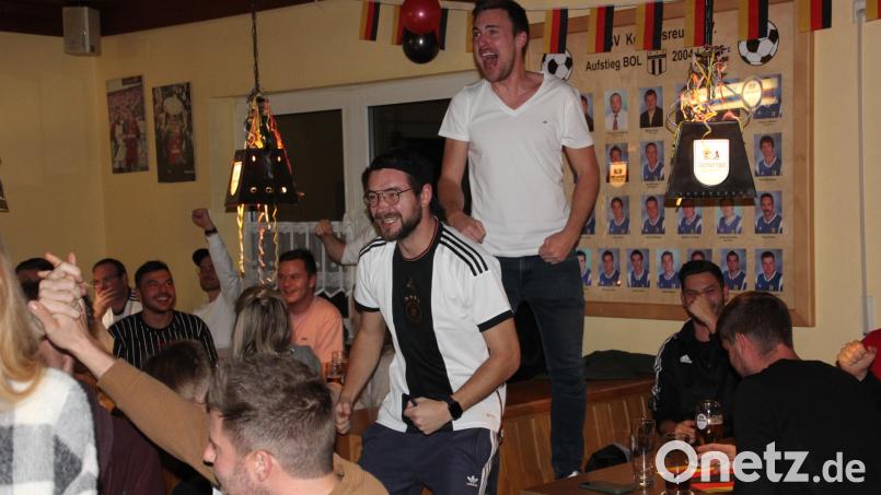 Grenzenloser Jubel herrschte am Sonntagabend beim Public Viewing im Sportheim des TSV Konnersreuth nach dem Ausgleich durch Niclas Füllkrug. Besonders freuten sich TSV-Vorsitzender Max Siller (Mitte) und Dominik Seitz (dahinter). Bild: kro