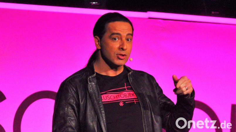 Bülent Ceylan sorgt als &quot;Luschtobjekt&quot; für beste Stimmung in der Max-Reger-Halle. Bild: stg