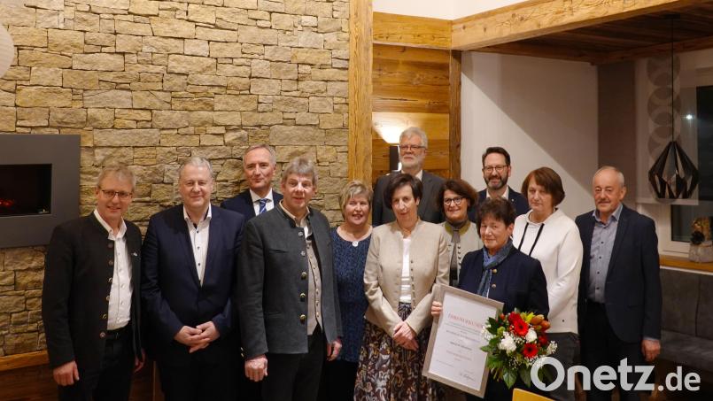 Vertreter des Bayerischen Bauernverbandes, unter anderen Kreisobmann Peter Beer (4. von links) und Kreisbäuerin Erika Loos (6. von links), Landrat Richard Reisinger (2. von links) und Landtagsabgeordneter Harald Schwartz (3. von links) gratulieren Brigitte Trummer zur Ernennung zur Ehrenkreisbäuerin. Bild: gac