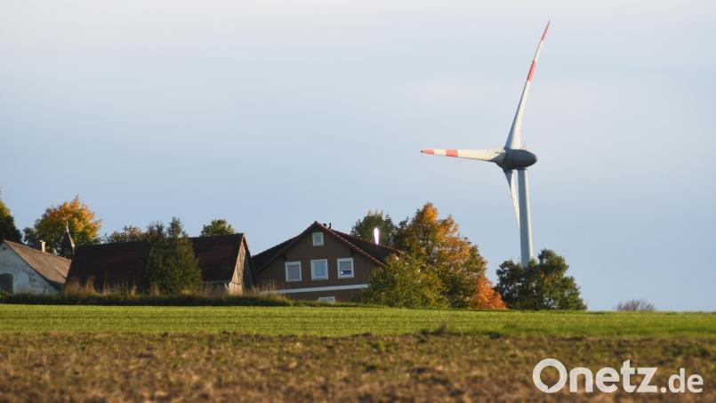 Am Ahornberg bei Bärnau dreht sich ein Windrad. Um die Vorgaben der Bundesregierung zu erfüllen, müssen die Kommunen weitere Flächen ausweisen, auf denen Windkraftanlagen gebaut werden können. Bild: Gabi Schönberger