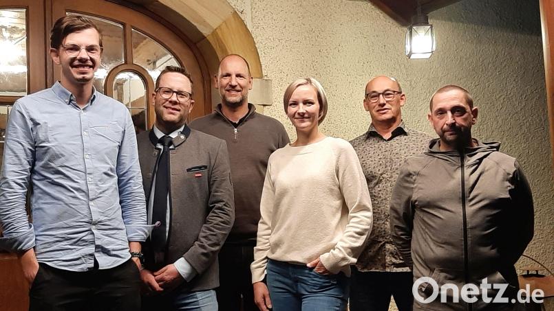 Zum neuen Obermeister der Maler- und Lackiererinnung Schwandorf wurde Marco Kraft (links) gewählt. Bild: Claudia Mendel/exb