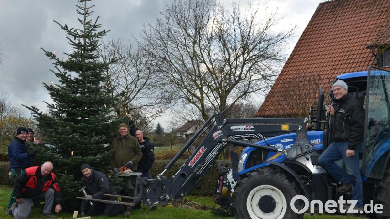 Mit vereinten Kräften haben die Männer aus Obertresenfeld ihren Weihnachtsbaum vor der Dorfkapelle aufgestellt. Bild: dob