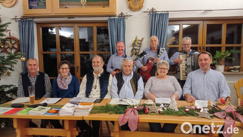 In der &quot;Almrauschhütte&quot; des Trachtenvereins &quot;Stamm&quot; gibt der Arbeitskreis Mundart Weiden bei der Herbstlesung amüsante Anekdoten zum Besten, Bild: Silvia Bäumler/exb