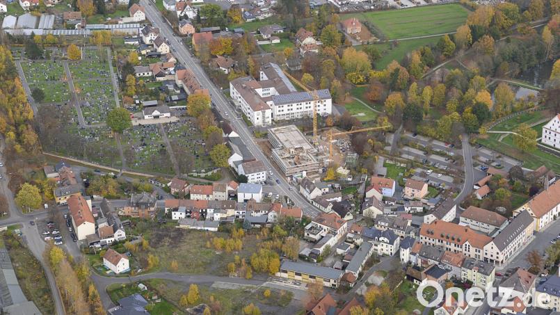Die Baustelle für die neue Dienststelle des Amts für Digitalisierung, Breitband und Vermessung unmittelbar an der Egerer Straße, auf dem Bild unterhalb des früheren Krankenhauses. Es soll bekanntlich zum Gesundheitszentrum ausgebaut werden. Im Inneren des Gebäudes haben die Arbeiten schon vor einiger Zeit begonnen. Bild: mür