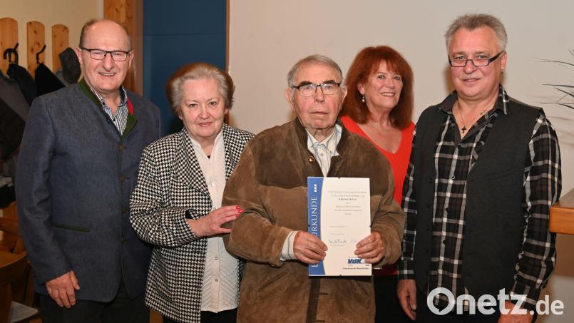 Der VdK-Ortsverband Haselmühl-Kümmersbruck ernennt seinen langjährigen Vorsitzenden Johann Hecht zum Ehrenvorsitzenden (von links): Dritter Bürgermeister Hubert Blödt, VdK-Kreisvorsitzende Marianne Kies-Baldasty, Johann Hecht, Ingrid Schneider und Jürgen Randler. Bild: gf