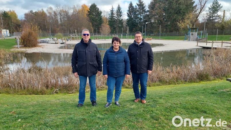 Bauhofleiter Volker Keil, Kiosk-Pächterin Elisabeth Richter und Bürgermeister Thomas Falter (von links) freuen sich über den neuen Besucherrekord im Erlebnispark Wasser-Fisch-Natur. Bild:  Michael Weiß/VG Wackersdorf/exb