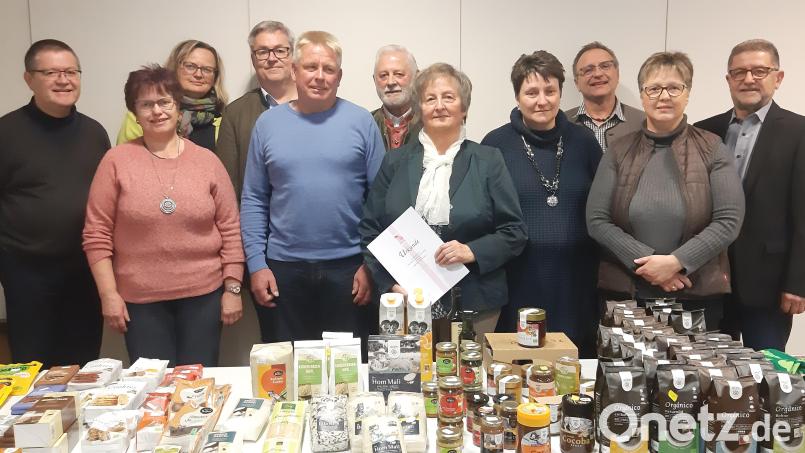 Herzensangelegenheit der KAB Mehlmeisel ist es auch, die Mission zu unterstützen. Auf dem Bild von links Präses Pfarrer Ferdinand Weinberger, Claudia Sticht, Christine Pscherer, Wolfgang Glaser, Lothar Reich, Kornelia und Günter Pöllmann, Melanie Bauer, Franz-Josef Pscherer, Simone Glaser und Bürgermeister Franz Tauber. Bild: gis