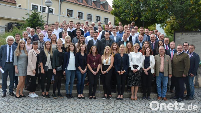 Im Bild die 59 geehrten Meister, Techniker, Fach- und Betriebswirte aus dem gesamten Landkreis auf den Stufen des Landratsamtes mit Landrat Wolfgang Lippert (links) sowie den Bürgermeistern aus den Heimatgemeinden. Bild: jr