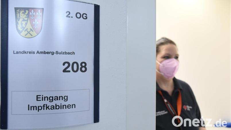 Im Impfzentrum in Sulzbach-Rosenberg werden die Öffnungszeiten an die Nachfrage angepasst, und auch die Impfstation in Amberg schließt ab Dezember seltener auf. Bild: Petra Hartl