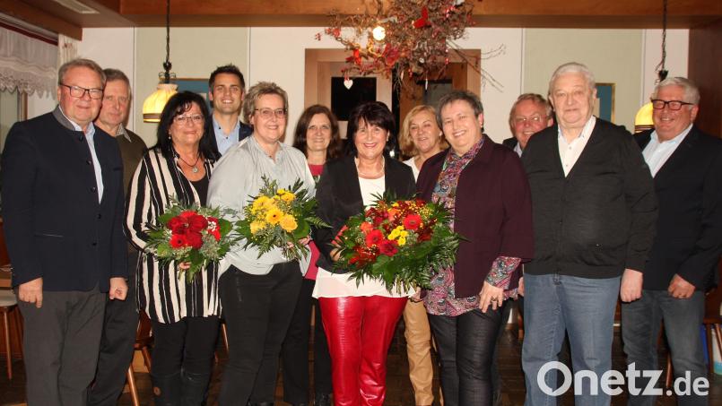 Im Beisein der Leitungs- und Führungskräfte des Alten- und Pflegeheimes und der Gesellschafter wurde Katharina Schneider (vorne Mitte) in den Ruhestand verabschiedet. Im Bild (von links) die Gesellschafter Josef Irlbacher und Georg Rückerl, Anneliese Deyerl (stellvertretende Pflegedienstleiterin), Bürgermeister Rudolf Teplitzky, Sonja Horn (künftige 
Heimleiterin), Hannelore Rückerl (künftige Pflegedienstleiterin), 
Katharina Schneider, Anneliese Procher (Beauftragte für das Qualitätsmanagement), Geschäftsführerin Michaela Mösbauer und die Gesellschafter Hermann Utz, Karl-Heinz Stoppa und Peter Spichtinger. Bild: frd