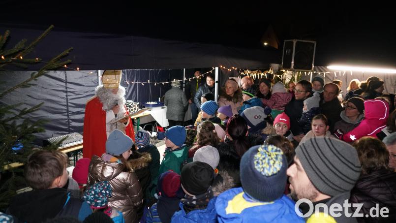 Vorweihnachtliche Worte findet der Heilige Nikolaus der Freien Wähler Waldthurn und verteilt seine Geschenksäckchen. Bild: fvo
