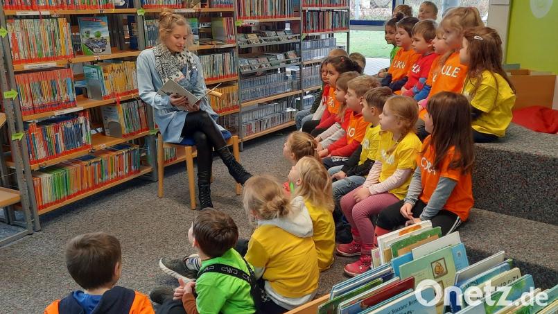 Auf Einladung der Neustädter Stadtbibliothek besuchten die Vorschulkinder die Stadtbücherei. Gastleserin Magdalena Gärber (links) hatte die passenden Geschichten für die Kids. Bild: sm