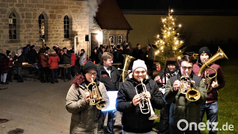 Die „Dorfkapelle Spielberg“ spielt bei der Dorfweihnacht der Dorfgemeinschaft Spielberg adventliche Weisen. Bild: fvo