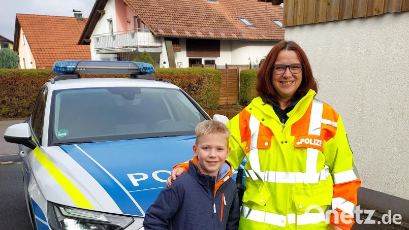 Der Viertklässler Luis Talbot hat eine Fahrt im neuen Polizeiauto der Inspektion Neustadt gewonnen. Polizeihauptmeisterin Wettiner holte den Schüler zu Hause ab. Bild: Polizeiinspektion Neustadt a. d. Waldnaab