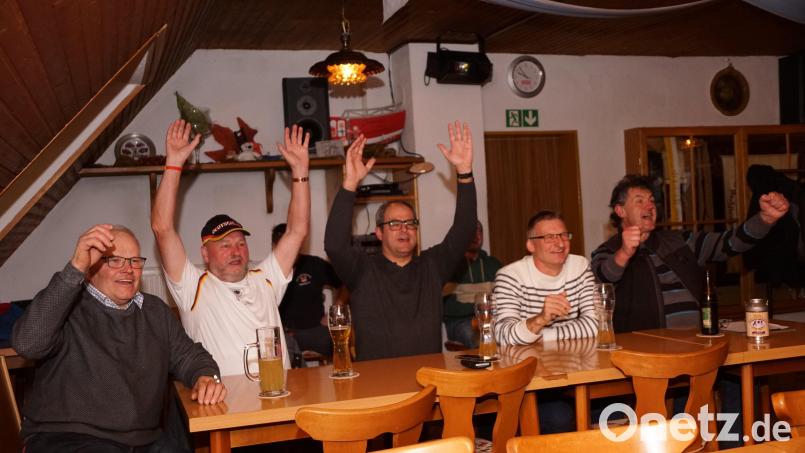 Jubelschrei beim 1:1-Ausgleich: Bayern-Stammtisch-Vorsitzender Alfred Bäumler (rechts) hatte auf Sieg getippt, sein Vertreter Johannes Marks (Mitte) dagegen lag mit Unentschieden richtig. Bild: bkr