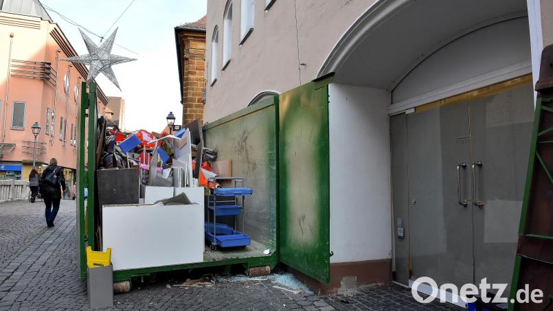 Dort, wo zuletzt das Modehaus Schmid untergebracht war, ist vor einiger Zeit ausgeräumt worden. Lange soll das Gebäude aber nicht leer stehen. New Yorker will sich in Amberg vergrößern. Bild: Stephan Huber