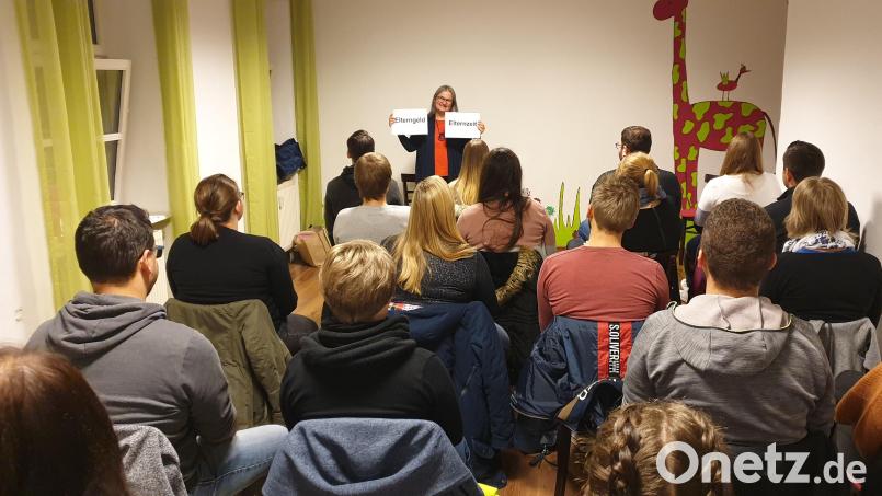 Über Elterngeld und Elternzeit informierte Gisela Worf die Eltern im Familien- und Bürgerzentrum Mittendrin. Bild: jzk