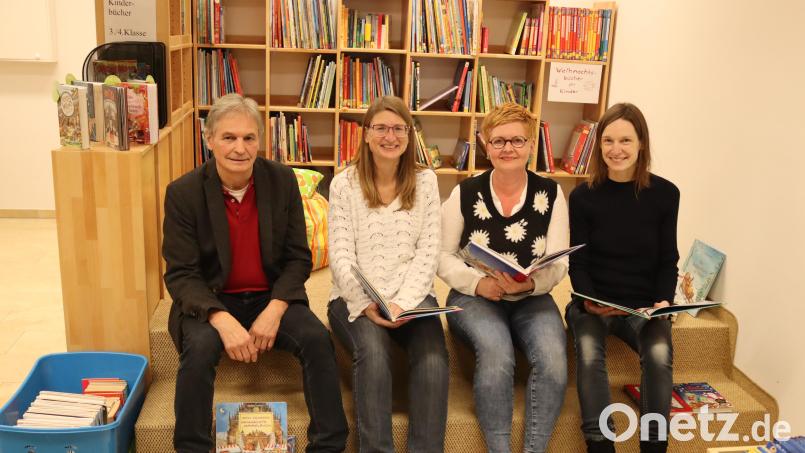 Wechsel in der Leitung der Riedener Pfarrbücherei (von links): Pfarrgemeinderatsvorsitzender Josef Weinfurtner, Carola Simon, Irene Meier und Nicole Obermeier. Bild: mrr