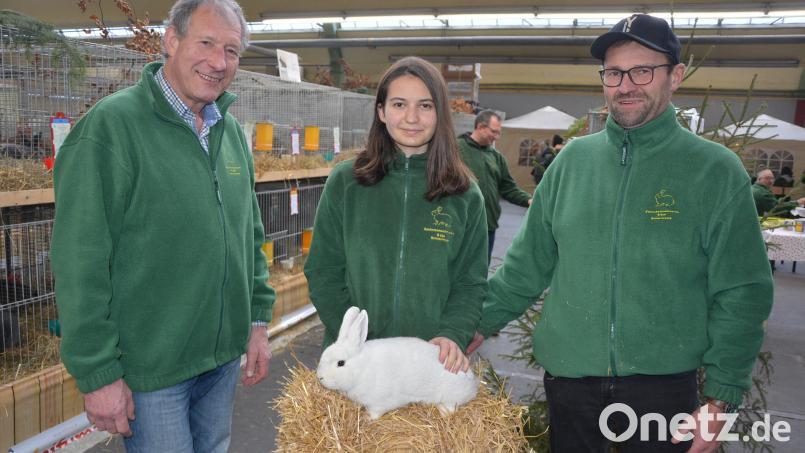 Der ganze Stolz von Sophie Zandt ist ihr schneeweißes Schwarzgrannen-Kaninchen, das mit 98 Punkten eine bei den 
Konnersreuthern Züchtern bisher noch nie erreichte Höchstpunktzahl bekam. Dazu gratulierten Sophies Vater und Tätowiermeister Klaus Zandt (rechts) sowie Vorsitzender Reinhard Wurm. Bild: jr