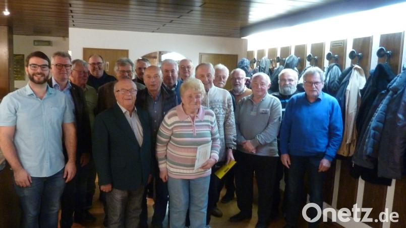 Von links Daniel Laurer, Michael Göth, Egon Wied, Joachim Herold, Herbert Demleitner, Hans-Peter Zimmermann, Norbert Klotz, Peter Wlach, Dieter Haller, Christian Roppelt, Irmgard Herold, Karl Herold, Karl Kühltau, Gerhard Pirner, Alfred Rossmann, Erwin Laurer und Josef Götz Bild: Laurer/exb