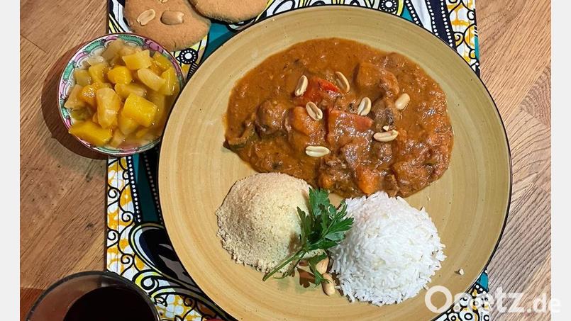 Für den Gambischen Abend at home kocht der Verein „Socialis for The Gambia&quot; wieder groß auf. Es gibt Rindergulasch mit Erdnussbutter „Domoda“ sowie eine vegane Variante. Als Beilage gibt es Couscous und ein herzhaftes Ananas-Mango-Chutney. Bild: ads