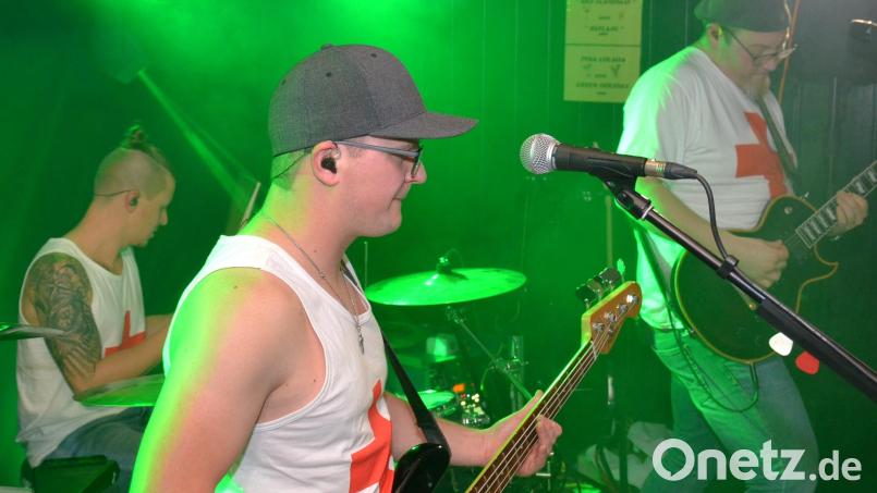 Ein gelungenes Premierenkonzert geben (von links) Tobias Bauer, Johannes Hochwart und Christian Schmucker als &quot;Dr. Bob&quot;. Bild: fjo