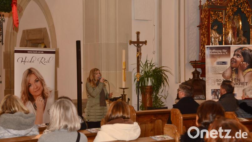Sängerin Heidi Reil begeistert die Besucher. Bild: bey