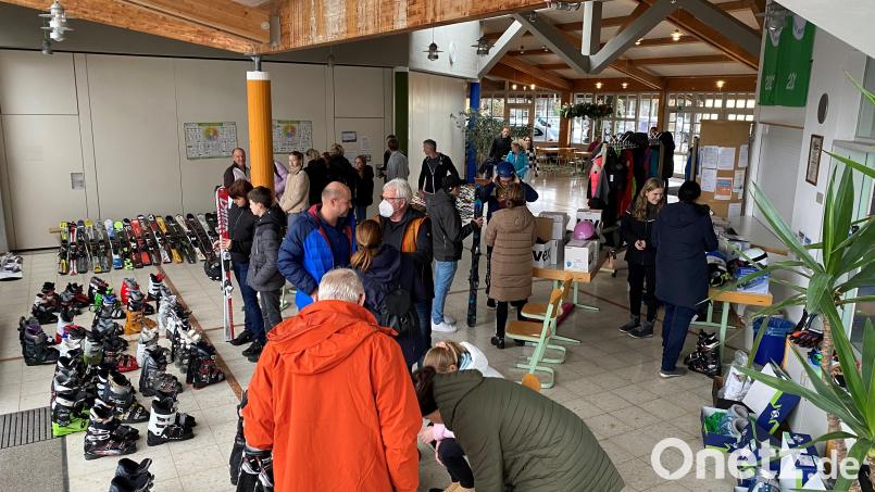 In der Aula der Landgraf-Ulrich-Halle fand der Skibasar der Spielvereinigung Pfreimd statt. Bild: Richard Rügamer/exb