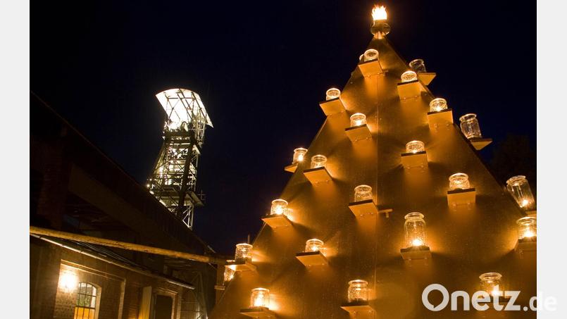 Der Grubenadvent wird beleuchtet von über 60 Pyramiden, die meist mit LED-Lichterketten umwickelt sind. Die größte Pyramide wird von echten Kerzen erhellt. Bild:  Förderverein Maffeispiele/exb