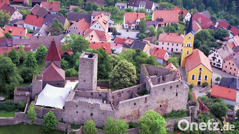 Unter dem Zeltdach der Burg Leuchtenberg will das LTO im kommenden Sommer &quot;Shrek&quot; auf die Freilicht-Bühne bringen. LTO-Chef Meidenbauer berichtet aber von Überlegungen, das Familienmusical wegen vieler Unwägbarkeiten in den Herbst zu verschieben. Archivbild: fz