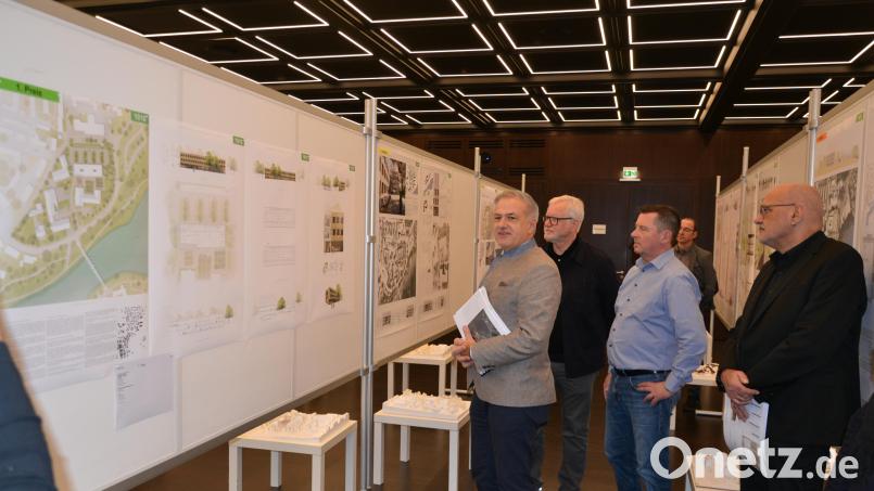 Vor dem Entwurf der ersten Preisträger besprechen Landrat Roland Grillmeier, Preisgerichts-Vorsitzender Norbert Diezinger, Kreisbaumeister Klaus Weig und Wettbewerbsbetreuer Jakob Oberpriller (von links) noch einmal Details. Bild: as