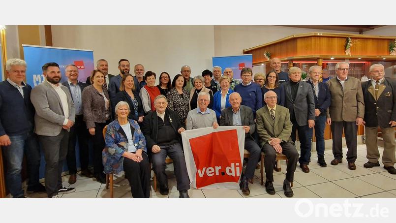 Jubilarinnen und Jubilare werden für 25, 40, 50, 60 und 65 Jahre Mitgliedschaft in ver.di geehrt. Bild: Eva Bößl/exb