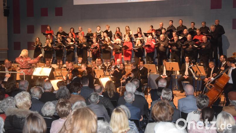 Die Sängerinnen und Sänger des Witt-Chors begeistern zusammen mit den Hofer Symphonikern und Dirigentin Stefanie Zühlke-Schmidt vor vollem Haus in der Max-Reger-Halle beim Benefizkonzert der Hilfsaktion &quot;Adventslicht&quot;. Bild: fz