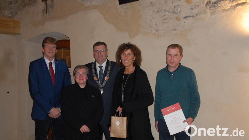 Oftmalige Blutspender werden geehrt (von links): stellvertretender Landrat Michael Rischke, Sabine Bogner, Bürgermeister Peter Braun, Alice Rudolf und Pfarrer Werner Sulzer. Bild: pop