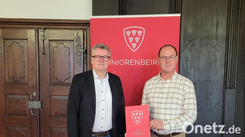 Roland Maul (rechts) bei der Ernennung durch Bürgermeister Michael Göth zum neuen Seniorenbeauftragten. Bild: Kerstin König/exb