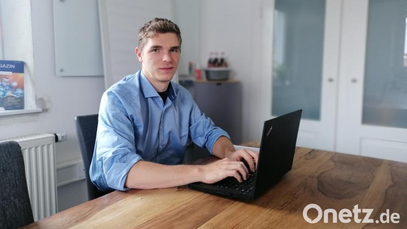 In seinem Schreibtisch-Job stößt Josef Schmid kaum auf Hindernisse. Bei einem anderen Beruf wäre das vielleicht anders, schätzt er. Bild: wrl