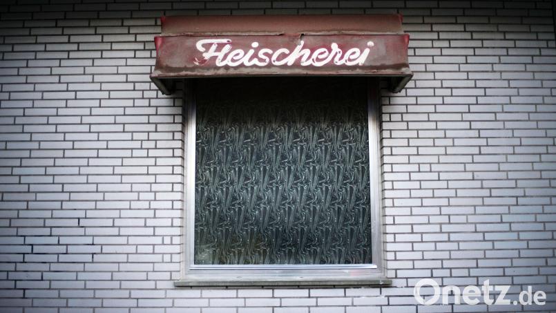 Eine Metzgereiverkäuferin in Etzenricht hat sich bei Reinigungsarbeiten die Fingerkuppe abgetrennt. Symbolbild: Jonas Güttler/dpa